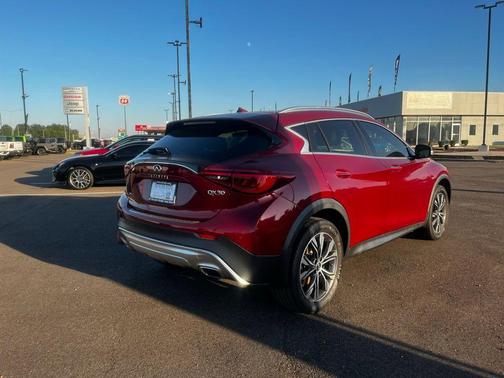 2017 INFINITI QX30 Premium