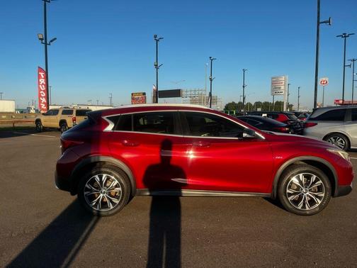 2017 INFINITI QX30 Premium