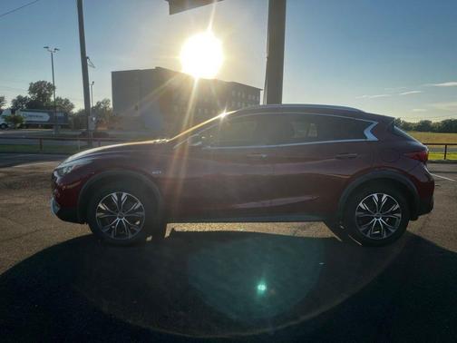 2017 INFINITI QX30 Premium