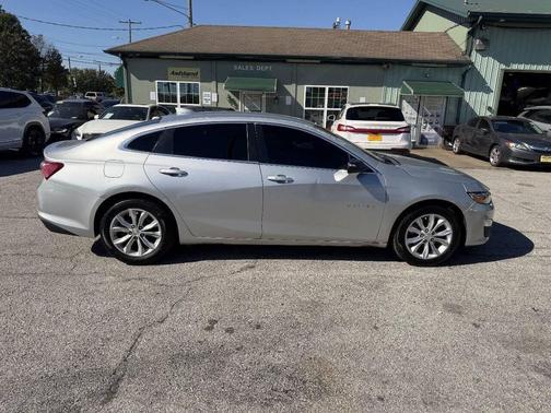 Silver Ice Metallic 2022 Chevrolet Malibu FWD LT