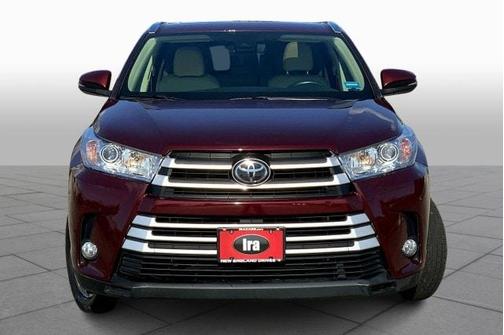 Photo 3 of 32 of 2018 Toyota Highlander XLE