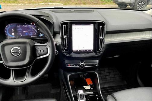 2024 Volvo XC40 B5 Plus Dark Theme