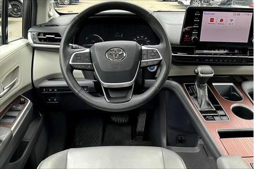 2022 Toyota Sienna XLE 8 Passenger