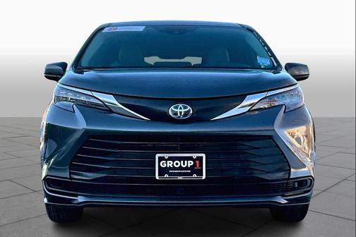 2025 Toyota Sienna LE