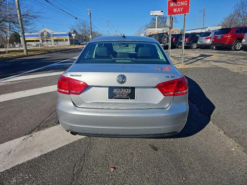 2014 Volkswagen Passat 1.8T Auto SE w/Sunroof & Nav