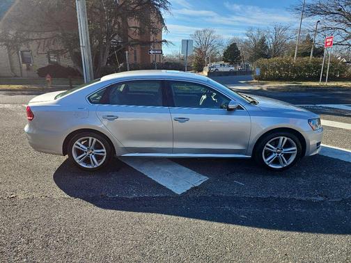 2014 Volkswagen Passat 1.8T Auto SE w/Sunroof & Nav