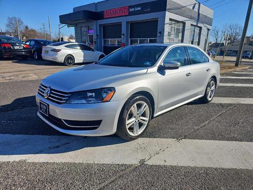 2014 Volkswagen Passat 1.8T Auto SE w/Sunroof & Nav