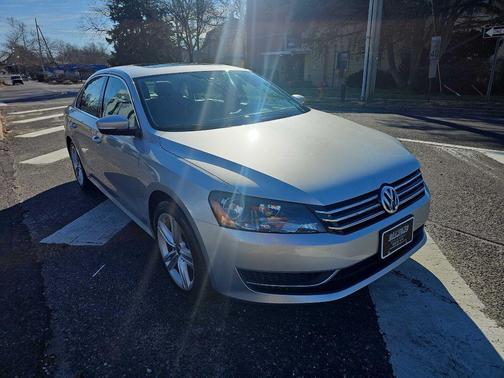 2014 Volkswagen Passat 1.8T Auto SE w/Sunroof & Nav