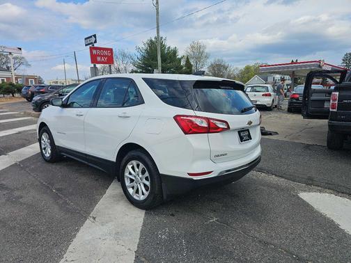 WHI 2018 Chevrolet Equinox LS