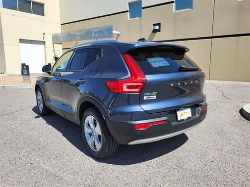 2022 Volvo XC40 T5 AWD Momentum