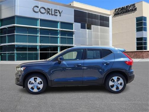 2022 Volvo XC40 T5 AWD Momentum
