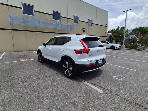 Crystal White 2025 Volvo XC40 Plus