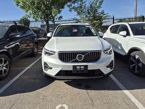 Crystal White 2025 Volvo XC40 Plus