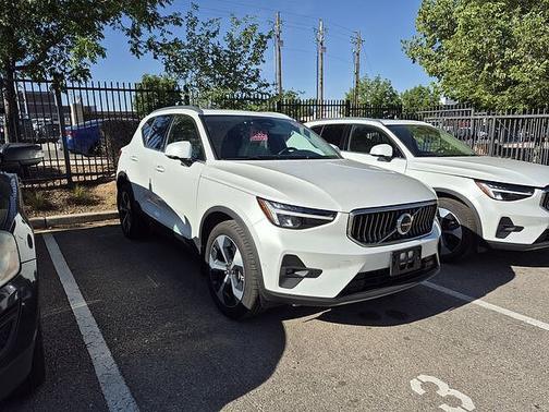 Crystal White 2025 Volvo XC40 Plus