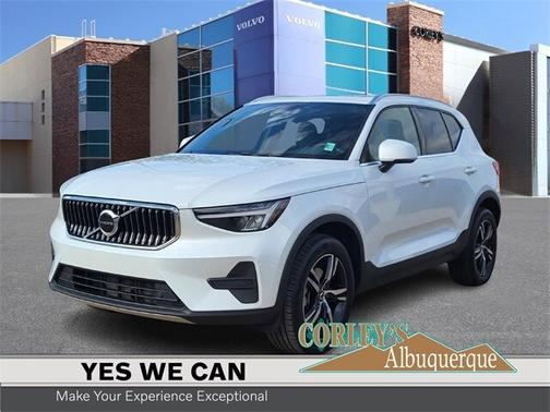 2025 Volvo XC40 B5 Core Bright Theme