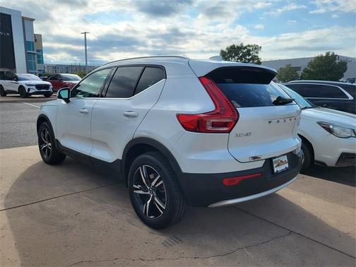 2025 Volvo XC40 B5 Core Bright Theme