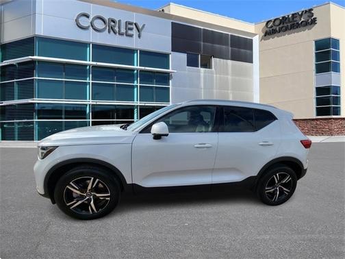 2025 Volvo XC40 B5 Core Bright Theme