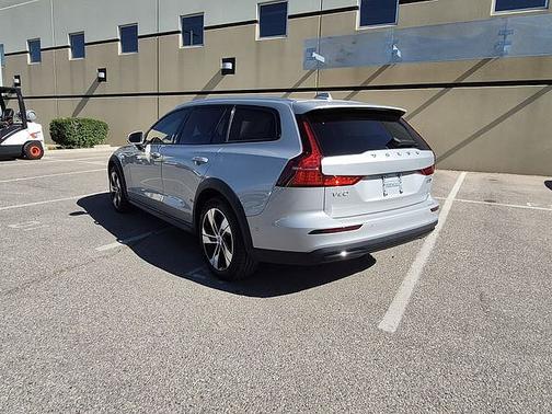 Silver Dawn 2025 Volvo V60 Cross Country Plus