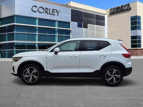 Crystal White 2025 Volvo XC40 Core