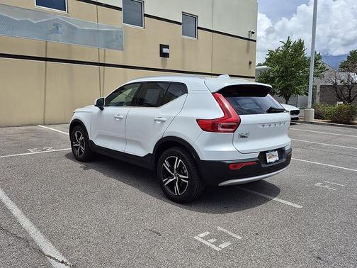 Crystal White 2025 Volvo XC40 Core