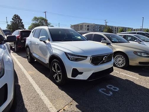 Crystal White 2025 Volvo XC40 Core