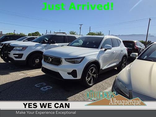 Crystal White 2025 Volvo XC40 Core