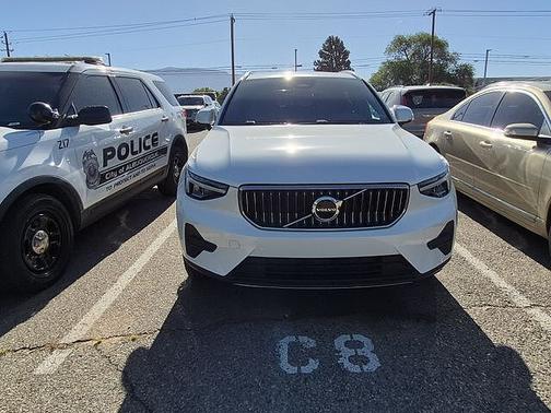 Crystal White 2025 Volvo XC40 Core