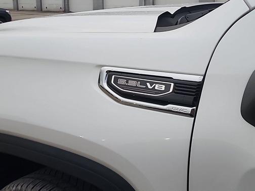 White Frost Tricoat 2022 GMC Sierra 1500 SLT