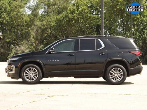 Mosaic Black Metallic 2023 Chevrolet Traverse LT Cloth