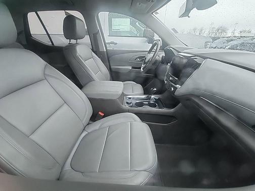 Silver Ice Metallic 2018 Chevrolet Traverse LT Leather
