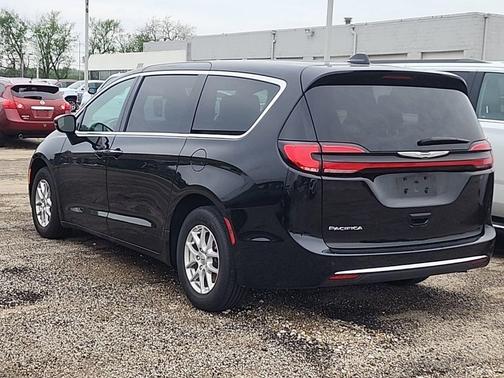 Diamond Black Crystal Pearlcoat 2025 Chrysler Pacifica L