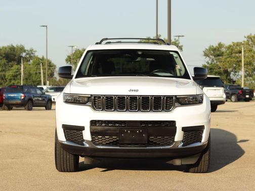 Bright White Clearcoat 2022 Jeep Grand Cherokee L Laredo
