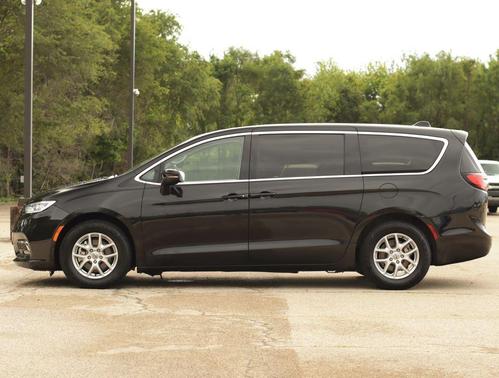 Brilliant Black Crystal Pearlcoat 2023 Chrysler Pacifica Touring L