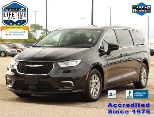 Brilliant Black Crystal Pearlcoat 2023 Chrysler Pacifica Touring L