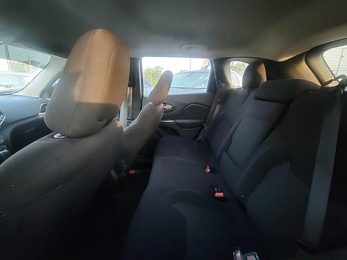 Green 2019 Jeep Cherokee Latitude