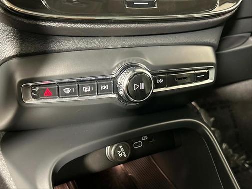 2024 Volvo XC40 B5 Plus Dark Theme