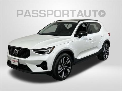 2024 Volvo XC40 B5 Plus Dark Theme