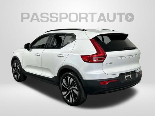 2024 Volvo XC40 B5 Plus Dark Theme