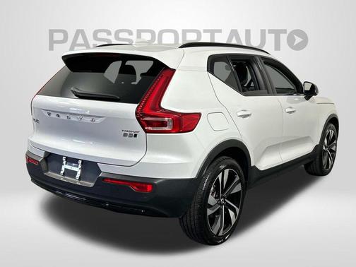 2024 Volvo XC40 B5 Plus Dark Theme