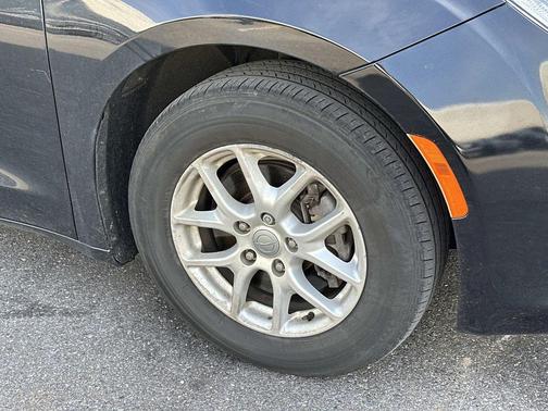 Brilliant Black Crystal Pearlcoat 2020 Chrysler Pacifica Touring