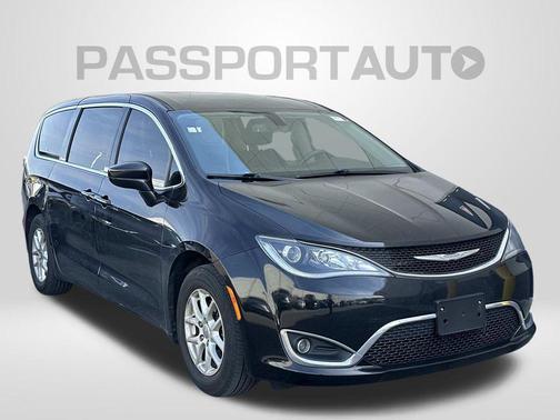 Brilliant Black Crystal Pearlcoat 2020 Chrysler Pacifica Touring