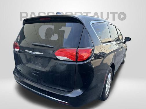 Brilliant Black Crystal Pearlcoat 2020 Chrysler Pacifica Touring