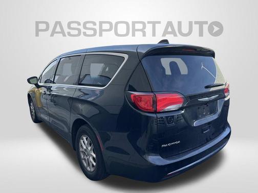 Brilliant Black Crystal Pearlcoat 2020 Chrysler Pacifica Touring