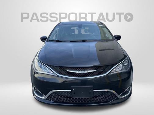 Brilliant Black Crystal Pearlcoat 2020 Chrysler Pacifica Touring