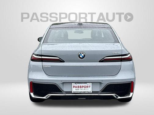 Brooklyn Grey Metallic 2023 BMW 740 i