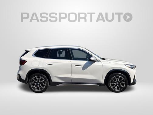 Mineral White Metallic 2024 BMW X1 xDrive28i