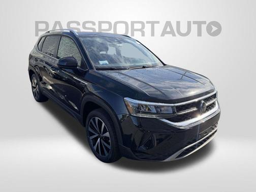 Deep Black Pearl 2024 Volkswagen Taos 1.5T SE