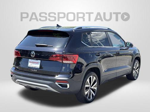 Deep Black Pearl 2024 Volkswagen Taos 1.5T SE