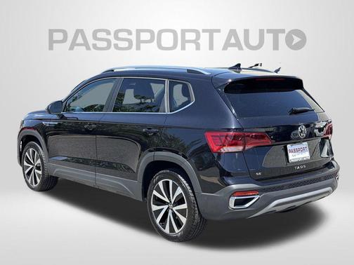 Deep Black Pearl 2024 Volkswagen Taos 1.5T SE