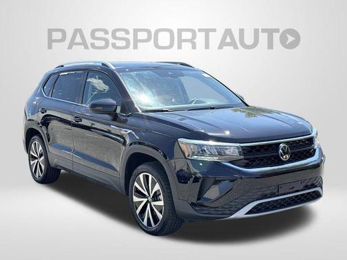 Deep Black Pearl 2024 Volkswagen Taos 1.5T SE